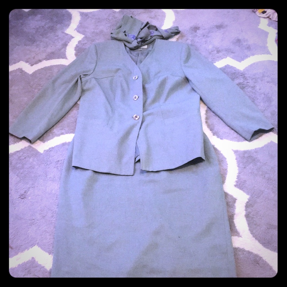 🎈SOLD🎈Beautiful green vintage skirt suit - Picture 2 of 6